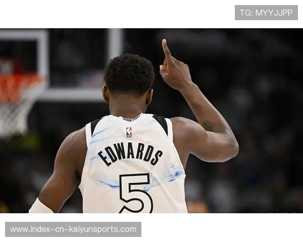 爱德华兹持球投突俱佳!关键回合连续致命三分,全场狂欢的篮球英雄 爱德华兹持球投突俱佳!关键回合连续致命三分,全场狂欢的篮球英雄