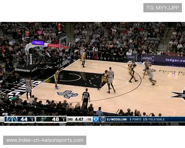 NBA篮筐被扣歪，裁判暂停比赛维修